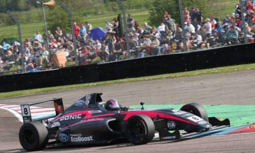 British Formula 4: Carrie Schreiner rast nur ganz knapp am Podium vorbei